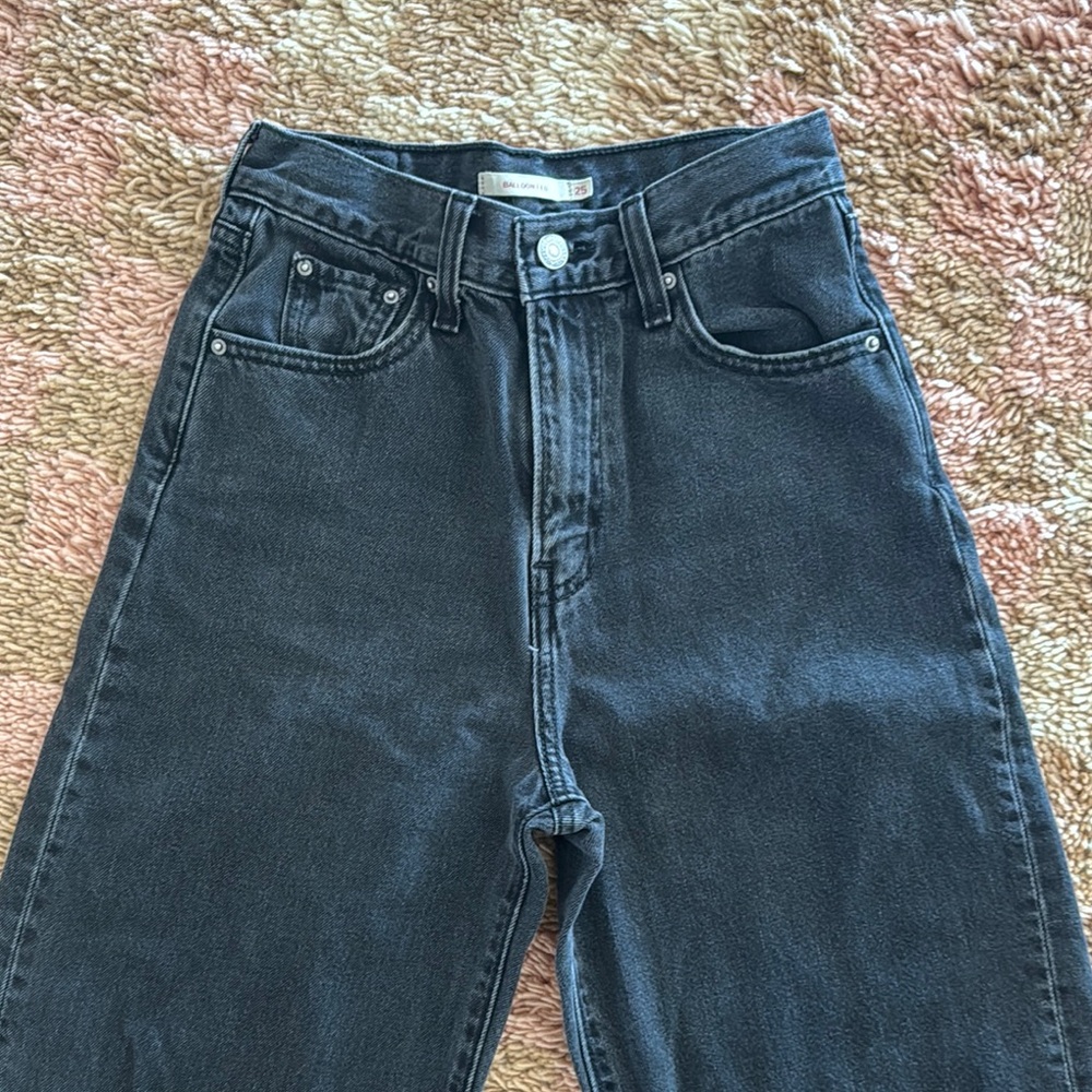 Levi's Black High-Rise Cropped Ankle Jeans - Picture 4 of 9